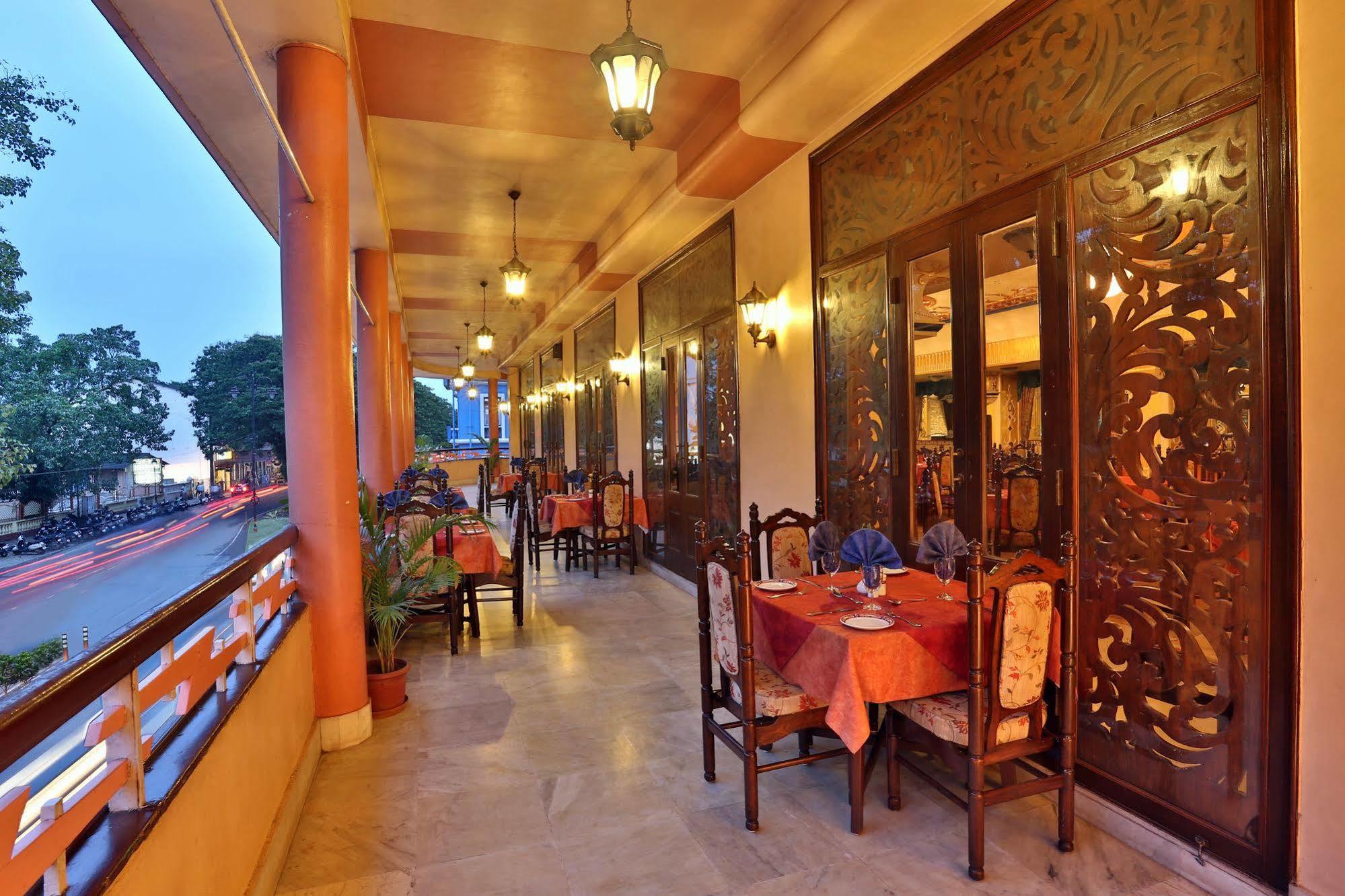 Hotel Mandovi Panaji Buitenkant foto