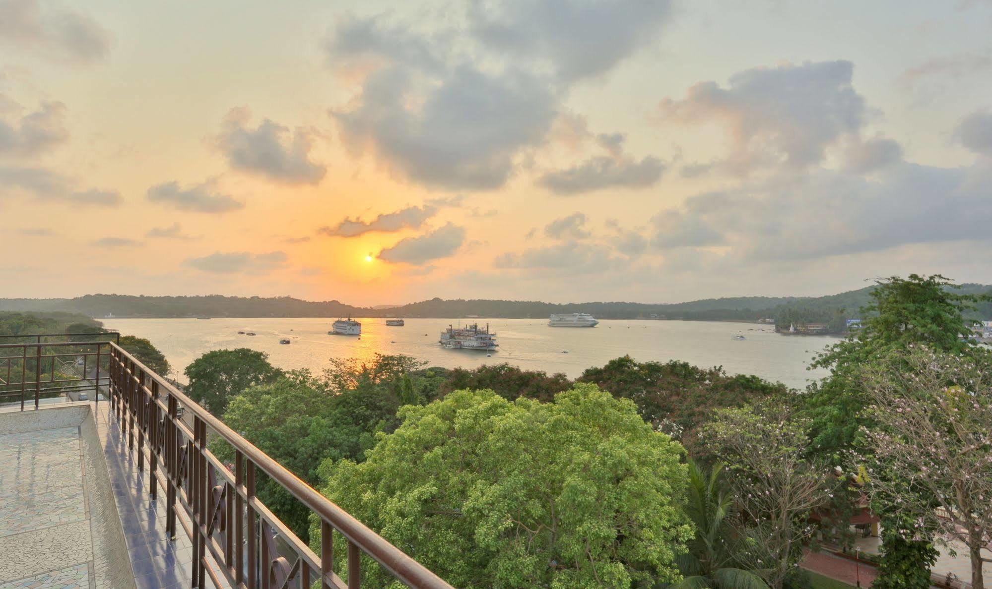 Hotel Mandovi Panaji Buitenkant foto