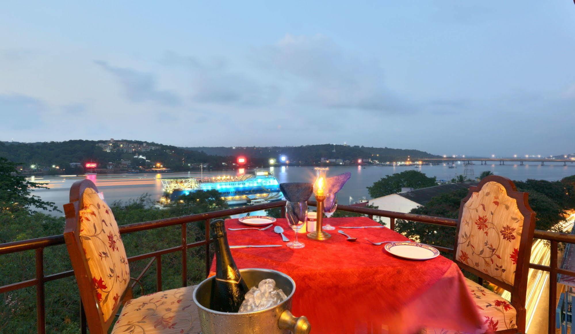 Hotel Mandovi Panaji Buitenkant foto
