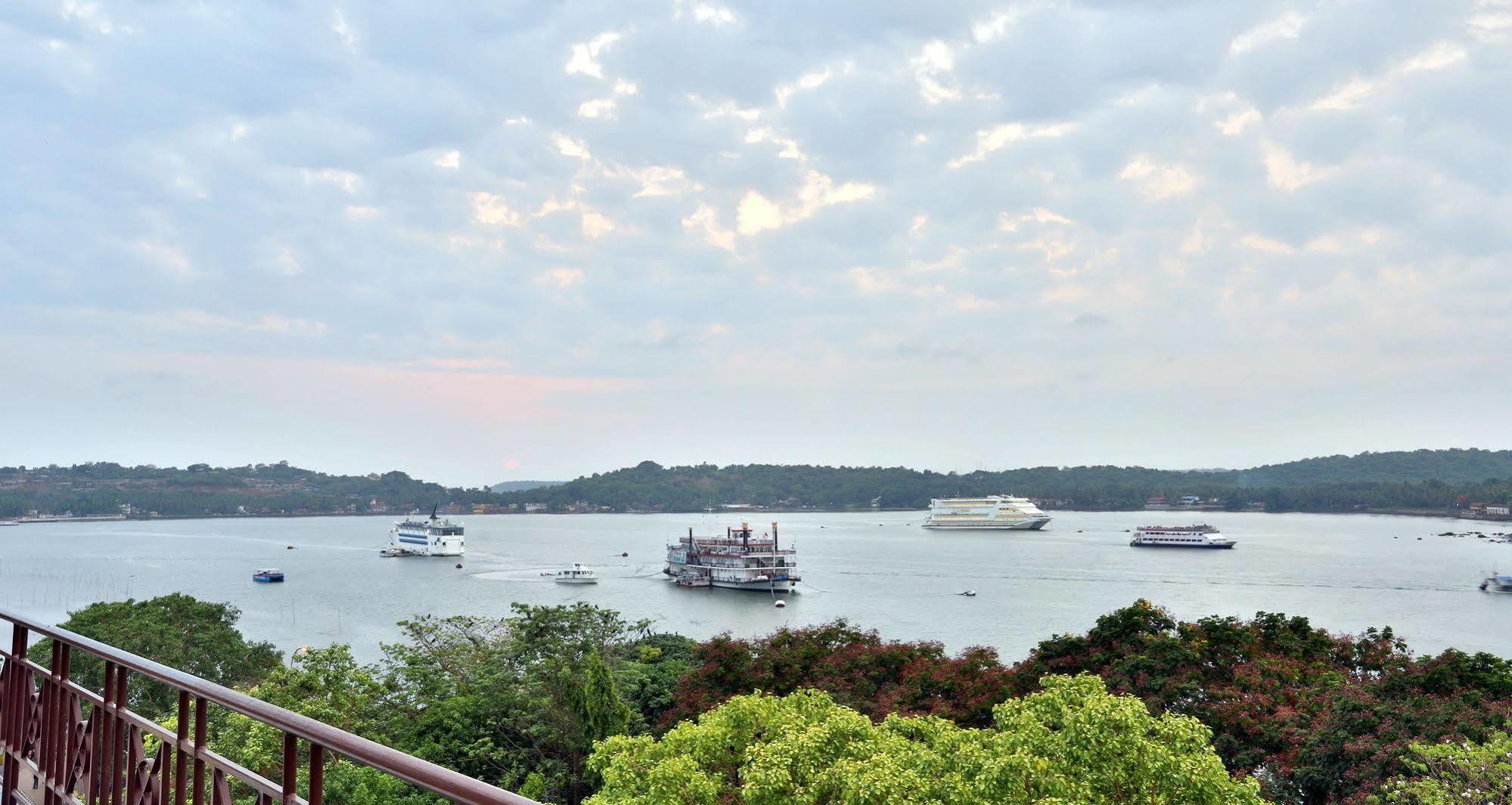 Hotel Mandovi Panaji Buitenkant foto